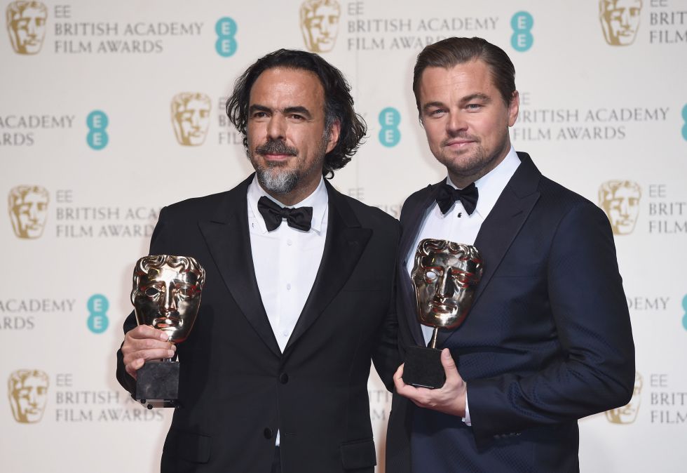 Iñárritu y DiCaprio posando con los galardones 