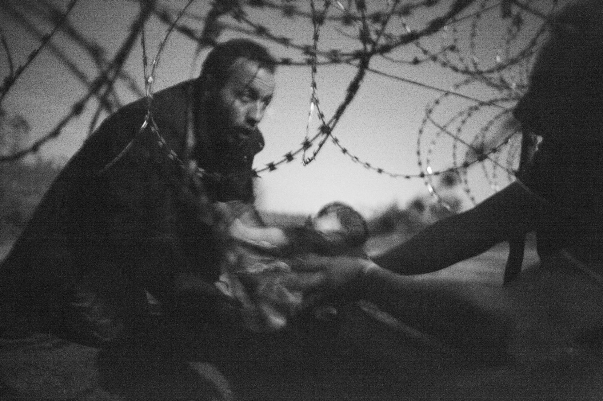 Imagen ganadora del World Press Photo, captada el 28 de agosto de 2015 en Roeszke, en la frontera entre Serbia y Hungría. Imagen ganadora del World Press Photo, captada el 28 de agosto de 2015 en Roeszke, en la frontera entre Serbia y Hungría.