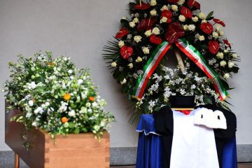 El féretro de Umberto Eco en el Castillo Sforzesco. rn rn