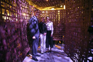 Los Reyes con Cristina Iglesias dentro de la obra del artista que se exhibe en el estand de EL PAÍS.