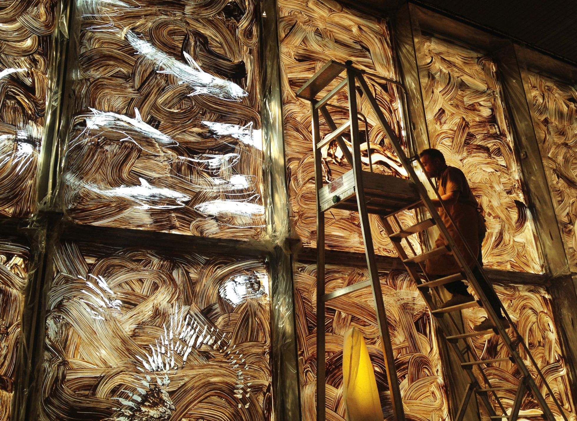 Barceló, durante la elaboración de sus frescos de arcilla. Barceló, durante la elaboración de sus frescos de arcilla.