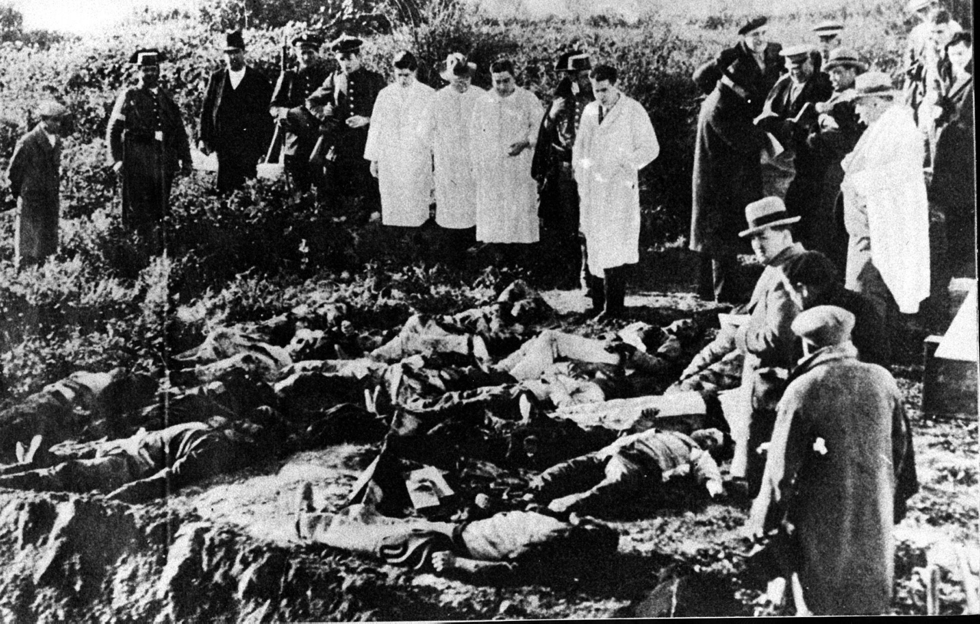 Médicos forenses y periodistas contemplan los cadáveres de las víctimas de la matanza de Casas Viejas (Cádiz, 1933) Médicos forenses y periodistas contemplan los cadáveres de las víctimas de la matanza de Casas Viejas (Cádiz, 1933)
