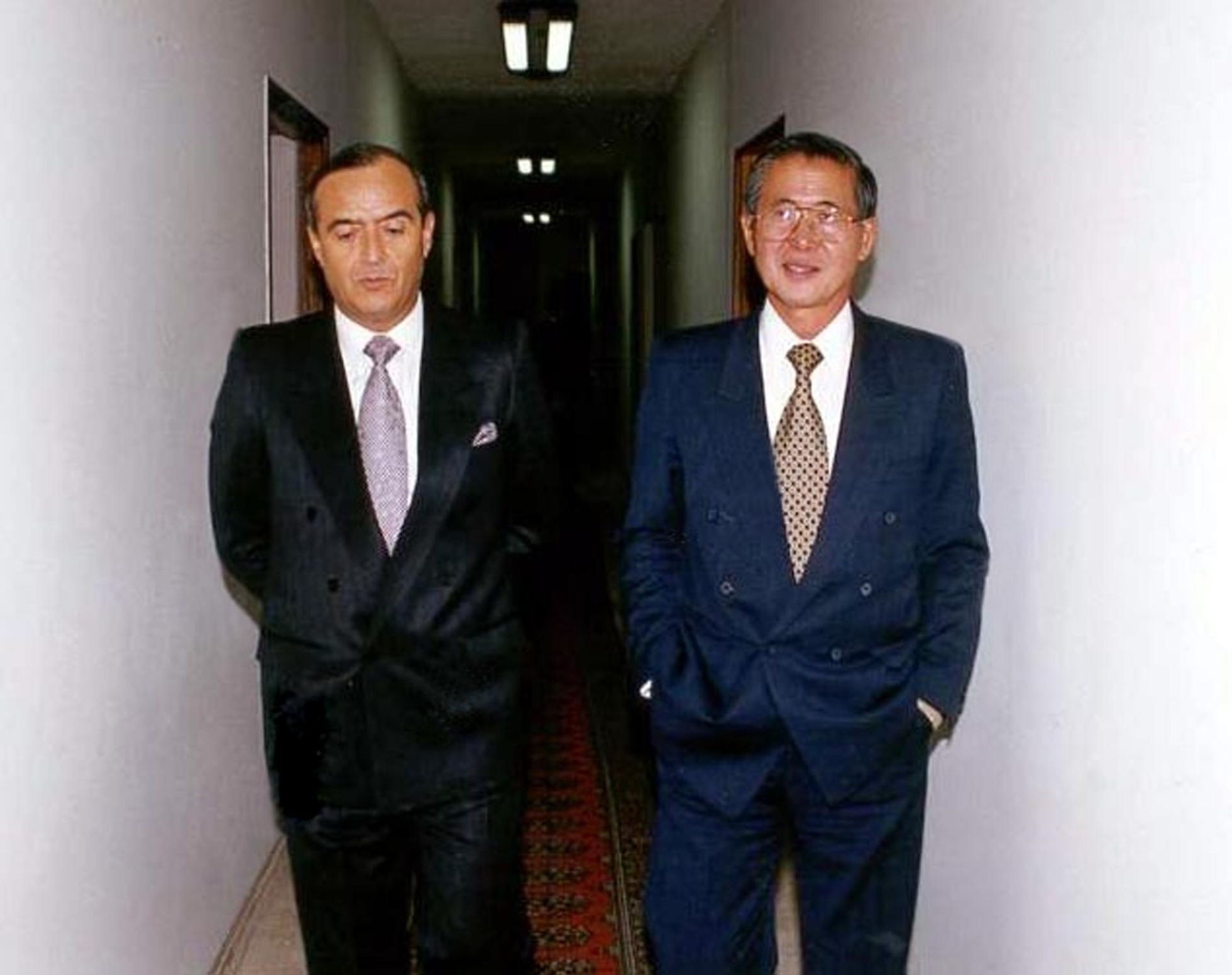 Vladimiro Montesinos (izquierda) y Alberto Fujimori en las instalaciones del Servicio Nacional de Inteligencia (SIN) de Perú. Vladimiro Montesinos (izquierda) y Alberto Fujimori en las instalaciones del Servicio Nacional de Inteligencia (SIN) de Perú.