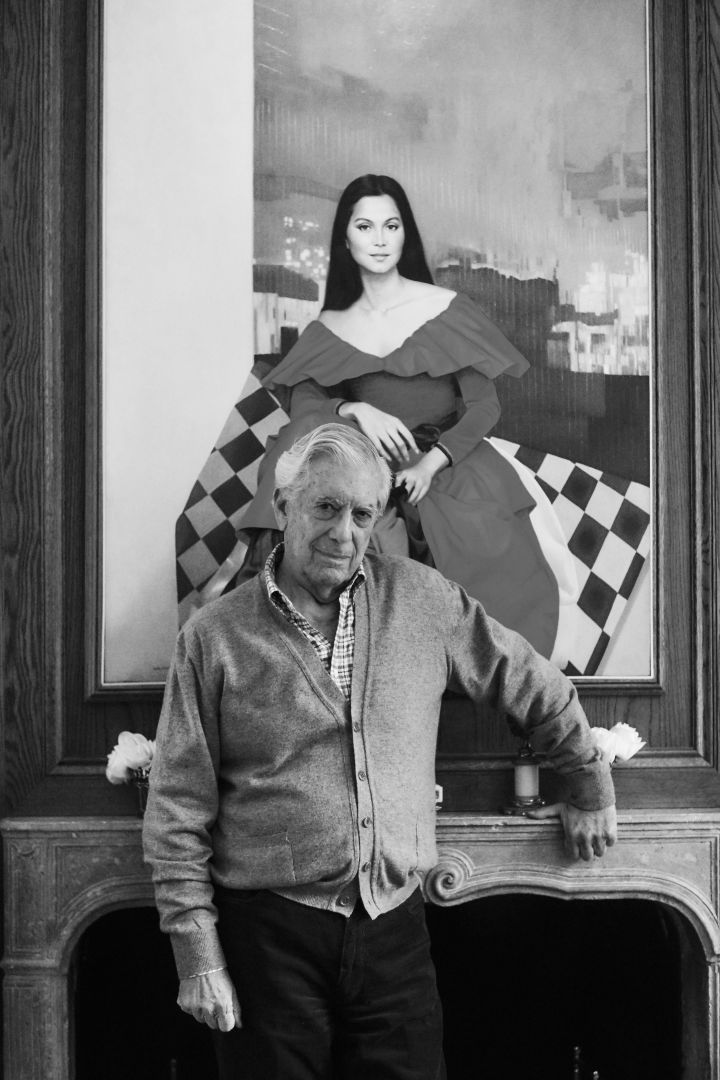 Vargas Llosa delante de un retrato de Isabel Preysler, su pareja, en Madrid. Vargas Llosa delante de un retrato de Isabel Preysler, su pareja, en Madrid.