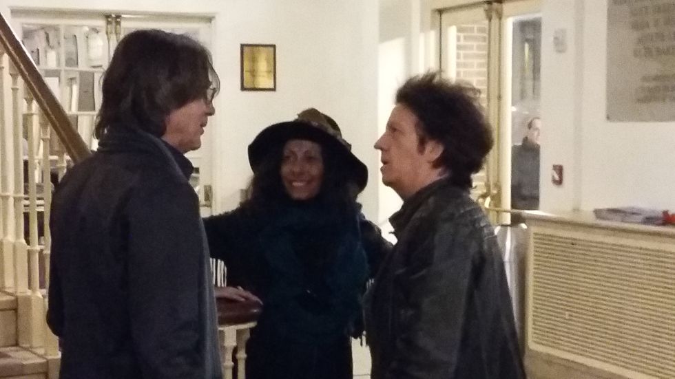 Jackson Browne, a la izquierda, charla con Willie Nile antes del concierto.
