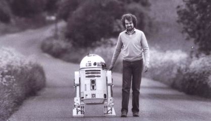 Tony Dyson, con R2-D2, en una imagen de la web oficial del creador. Tony Dyson, con R2-D2, en una imagen de la web oficial del creador.