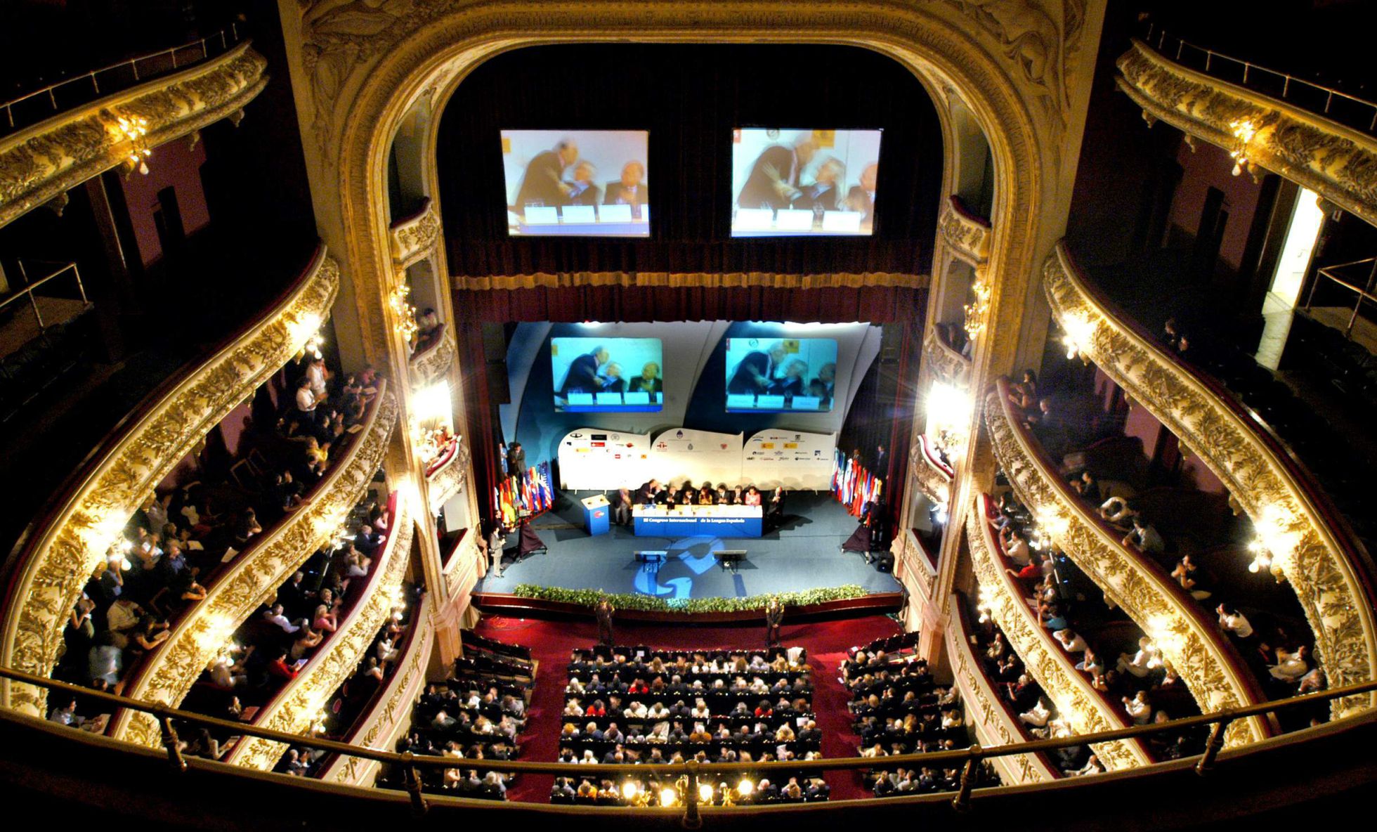 Salón principal del teatro El Círculo en la clausura del III Congreso Internacional de la Lengua Española, en Rosario (Argentina) en 2004. Salón principal del teatro El Círculo en la clausura del III Congreso Internacional de la Lengua Española, en Rosario (Argentina) en 2004.