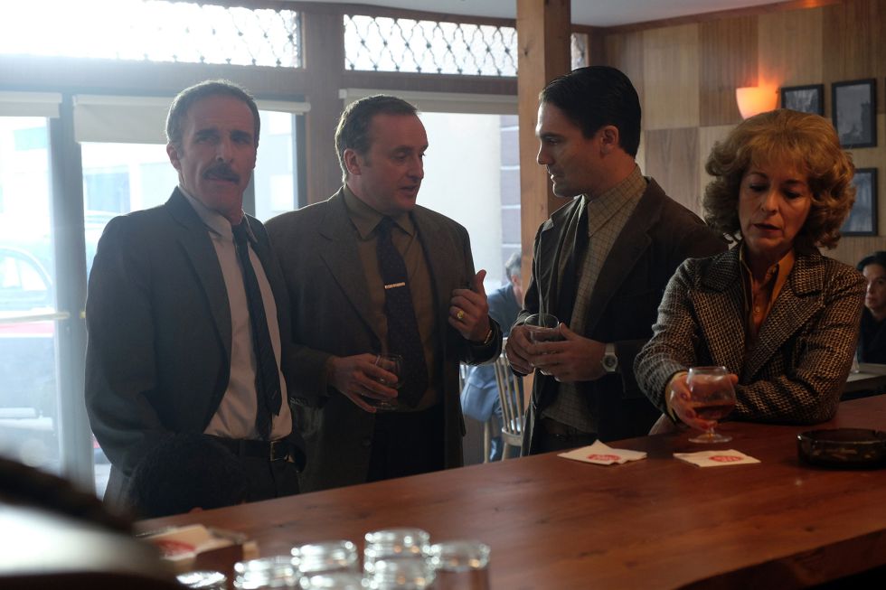 Los actores de 'El Caso', en uno de los decorados de la serie.
