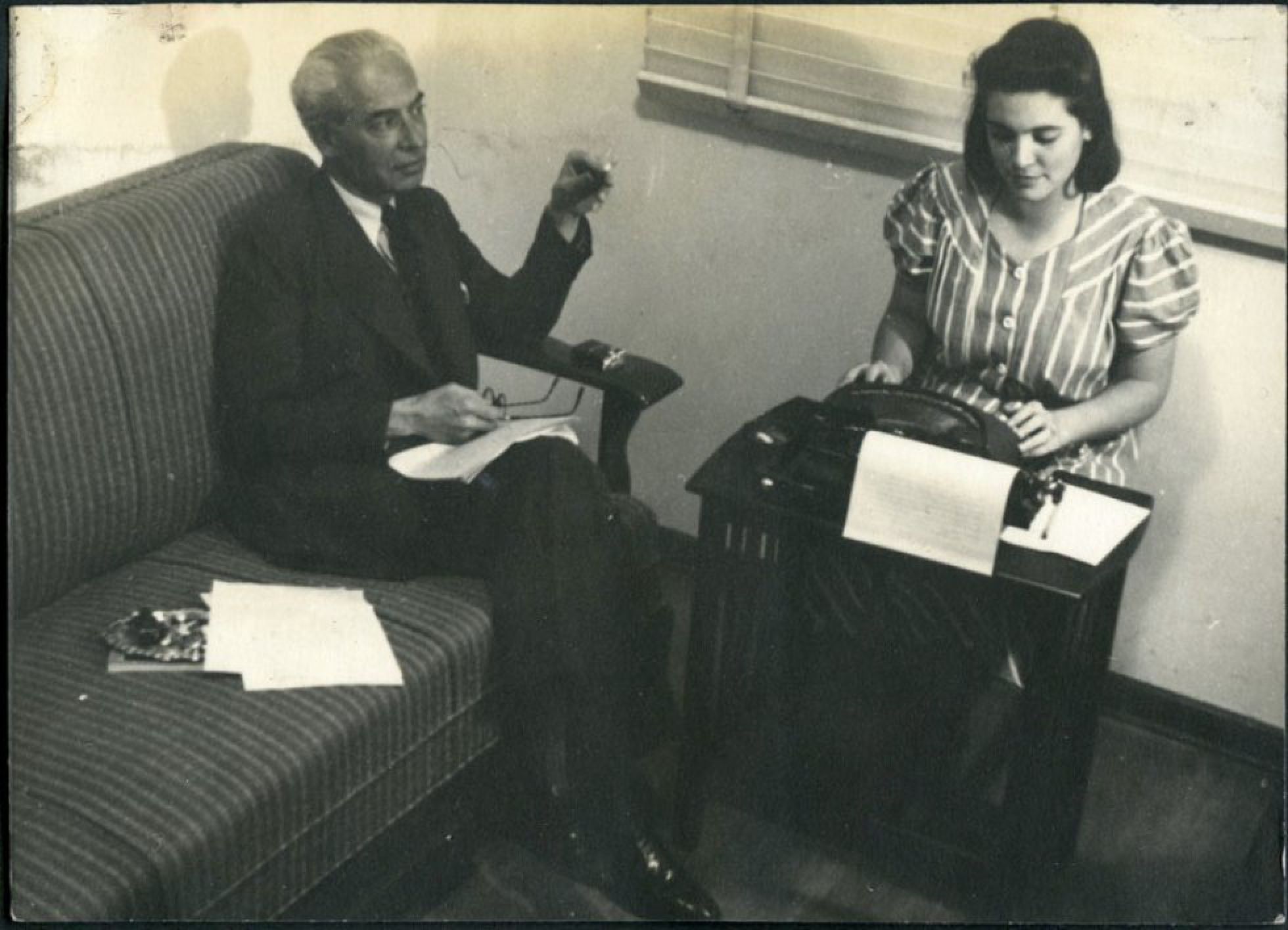 Bernardo Giner dictando a su hija Elisa B que escribe a máquina, en México. Bernardo Giner dictando a su hija Elisa B que escribe a máquina, en México.