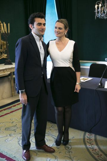 Ainhoa Arteta junto al director de orquesta Iñigo Pirfano durante la presentación del concierto 'A kiss for all the world'.
