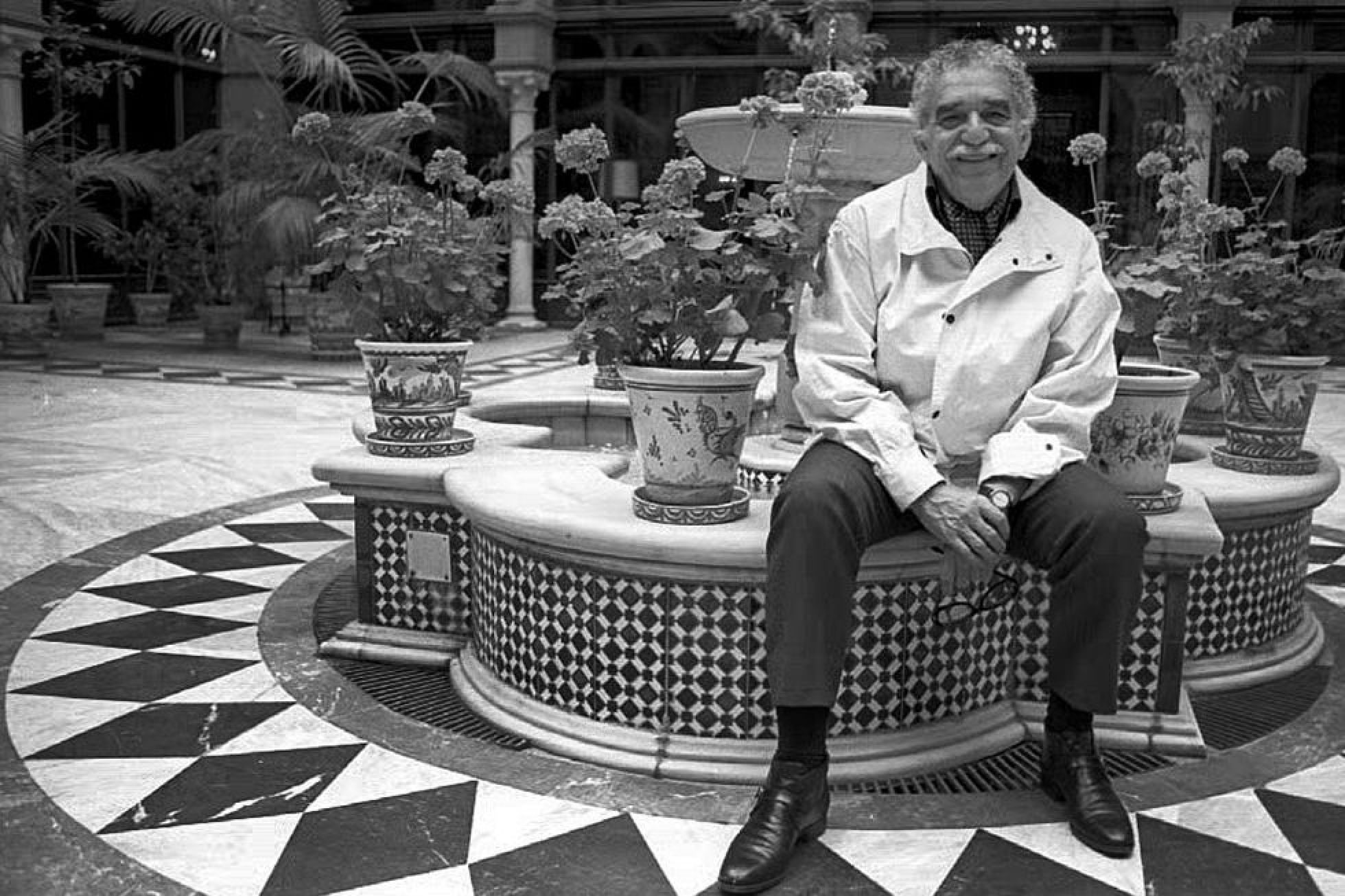 Gabriel García Márquez, sentado en un patio típico sevillano en abril de 1994. Gabriel García Márquez, sentado en un patio típico sevillano en abril de 1994.