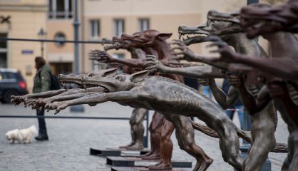 Algunas de las esculturas expuestas en la plaza de Frauenkirche, en el centro de Dresde.