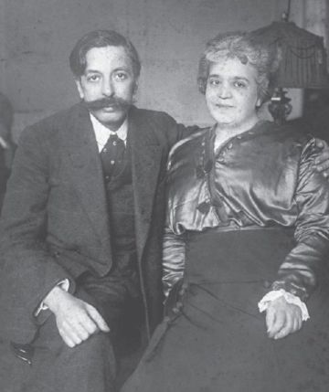 Granados grabando poco antes de regresar en marzo de 1916, con su mujer Amparo en su última foto