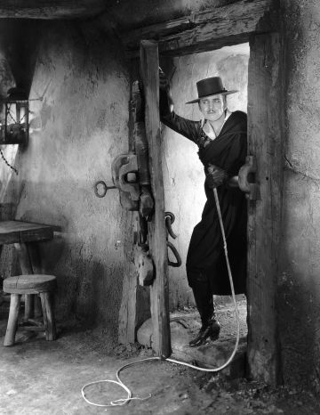 Douglas Fairbanks en un fotograma de la película "Don Q, hijo del Zorro" (1925) , de Donald Crisp.