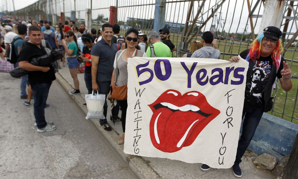 Seguidores de los Rolling Stones asisten al concierto gratuito en La Habana.rn 