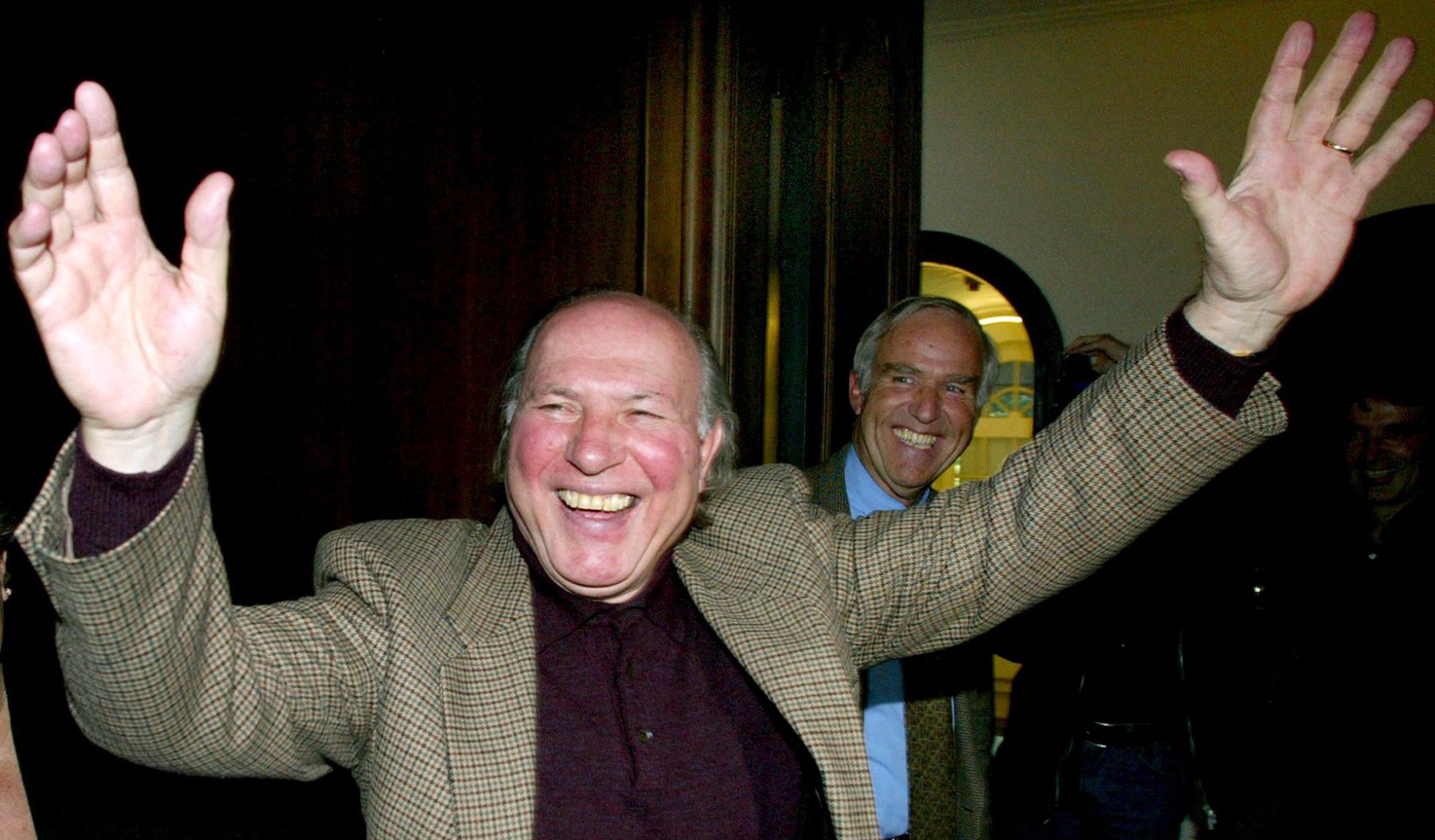 Imre Kertész celebra la noticia de que la Academia Sueca le otorgara el Nobel, en una imagen del 10 de octubre de 2002. Imre Kertész celebra la noticia de que la Academia Sueca le otorgara el Nobel, en una imagen del 10 de octubre de 2002.
