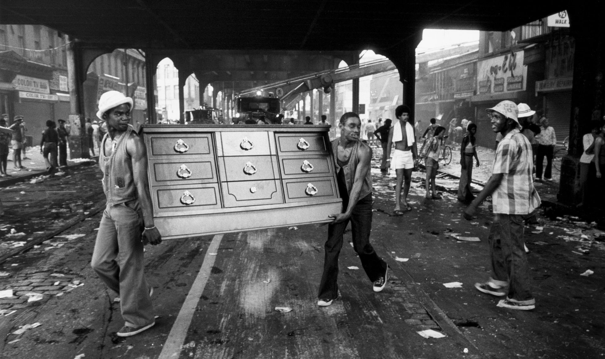 Saqueadores en Brooklyn (Nueva York) en 1977. Saqueadores en Brooklyn (Nueva York) en 1977.