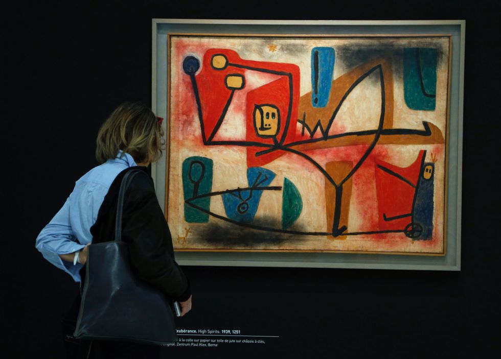 Una visitante en la exposición de Paul Klee observa el cuadro 'High Spirits' (1939).