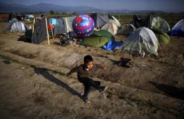 Un niño juega en el campo de refugiados de Idomeni.