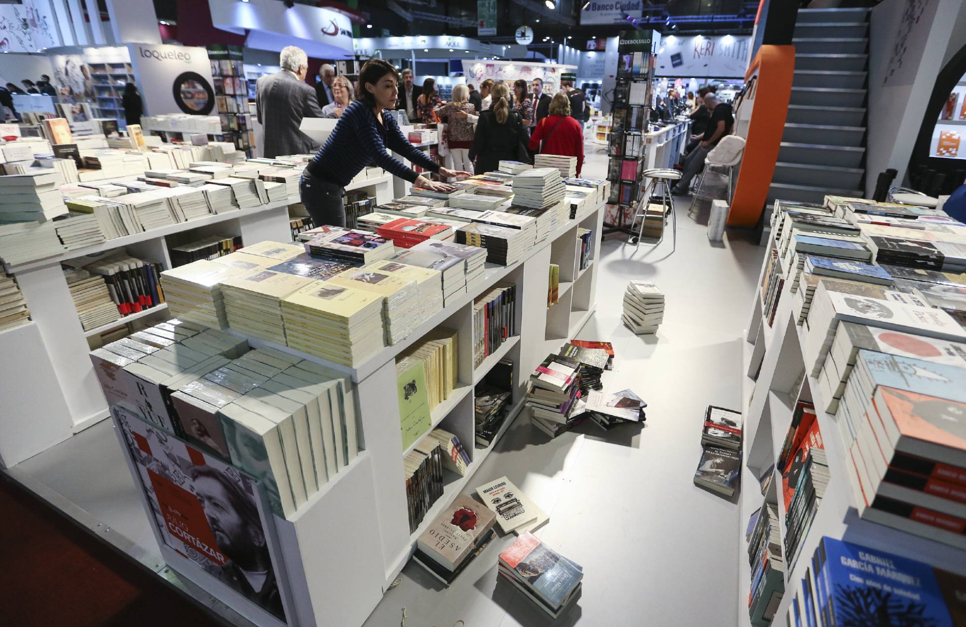 Los expositores ultiman los trabajos a dos días de la inauguración de la Feria Internacional del Libro de Buenos Aires Los expositores ultiman los trabajos a dos días de la inauguración de la Feria Internacional del Libro de Buenos Aires
