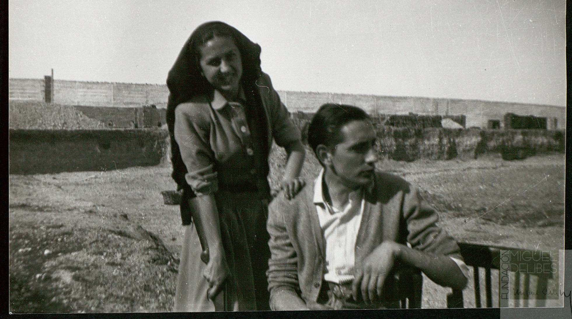 Miguel Delibes, con su esposa, Ángeles de Castro, en los años cuarenta. Miguel Delibes, con su esposa, Ángeles de Castro, en los años cuarenta.