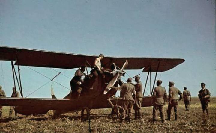 Avião das Bruxas da Noite capturado pelos alemães. Avião das Bruxas da Noite capturado pelos alemães.