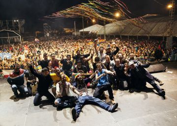 La Pegatina conquista el Viña Rock en una jornada pasada por agua