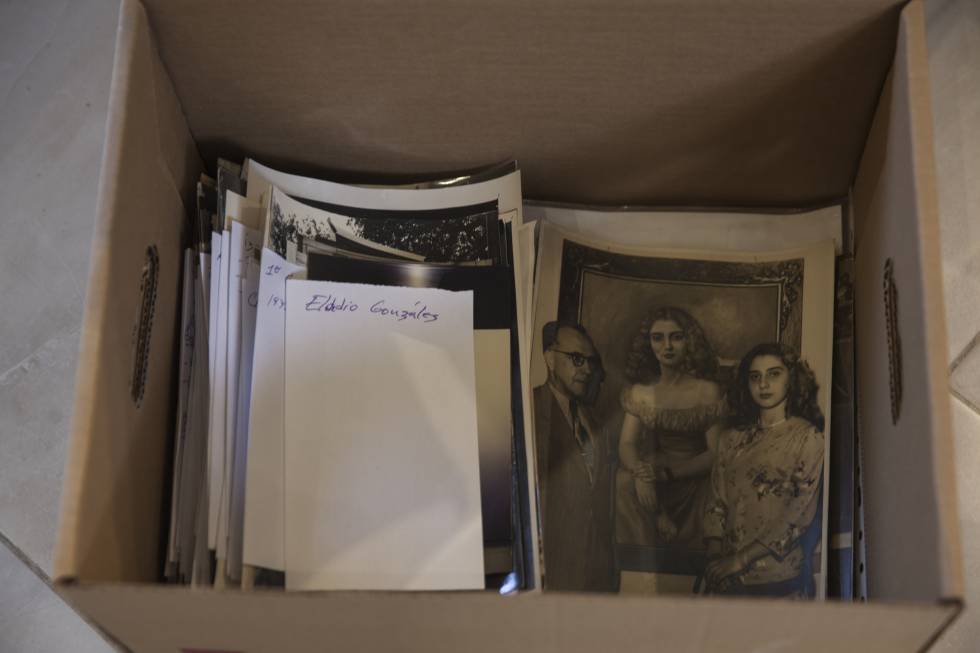 Estudio de documentación de archivo en la casa de Ella Cisneros, en La Habana.