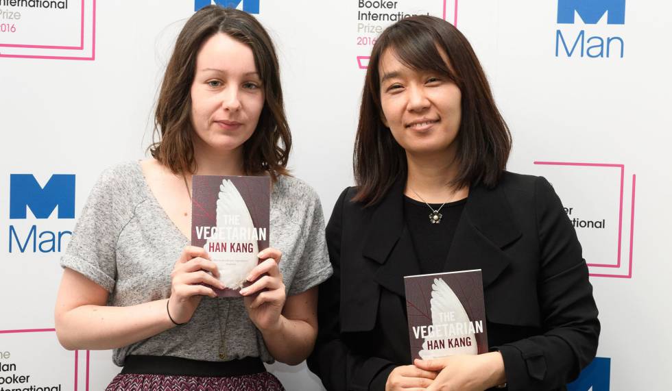 Han Kang (derecha) y su traductora, Deborah Smith, el 15 de mayo en Londres.