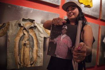 Las camisas con la Virgen de Guadalupe, en la exposición. Las camisas con la Virgen de Guadalupe, en la exposición.
