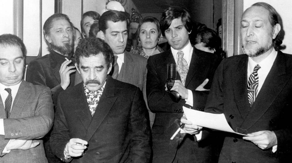 Desde la izquierda, García Hortelano, Carlos Barral, García Márquez, y Vargas Llosa; la derecha, José María Castellet, en 1970 en Barcelona.