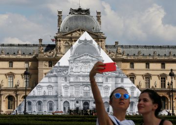 El artista urbano JR ‘borra’ la pirámide del Louvre El artista urbano JR ‘borra’ la pirámide del Louvre