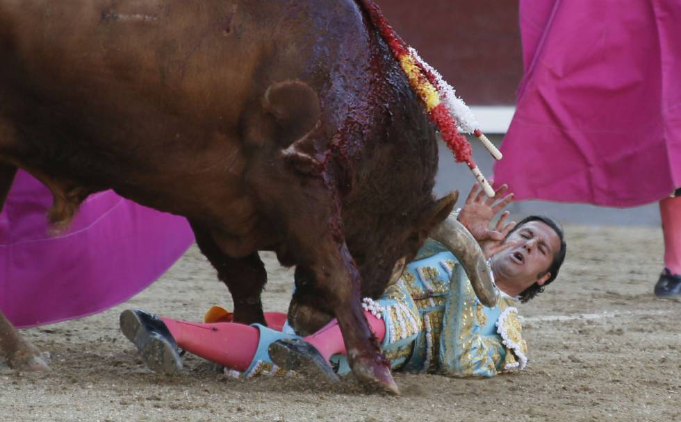 David Mora sufre un revolcón en su primer toro.