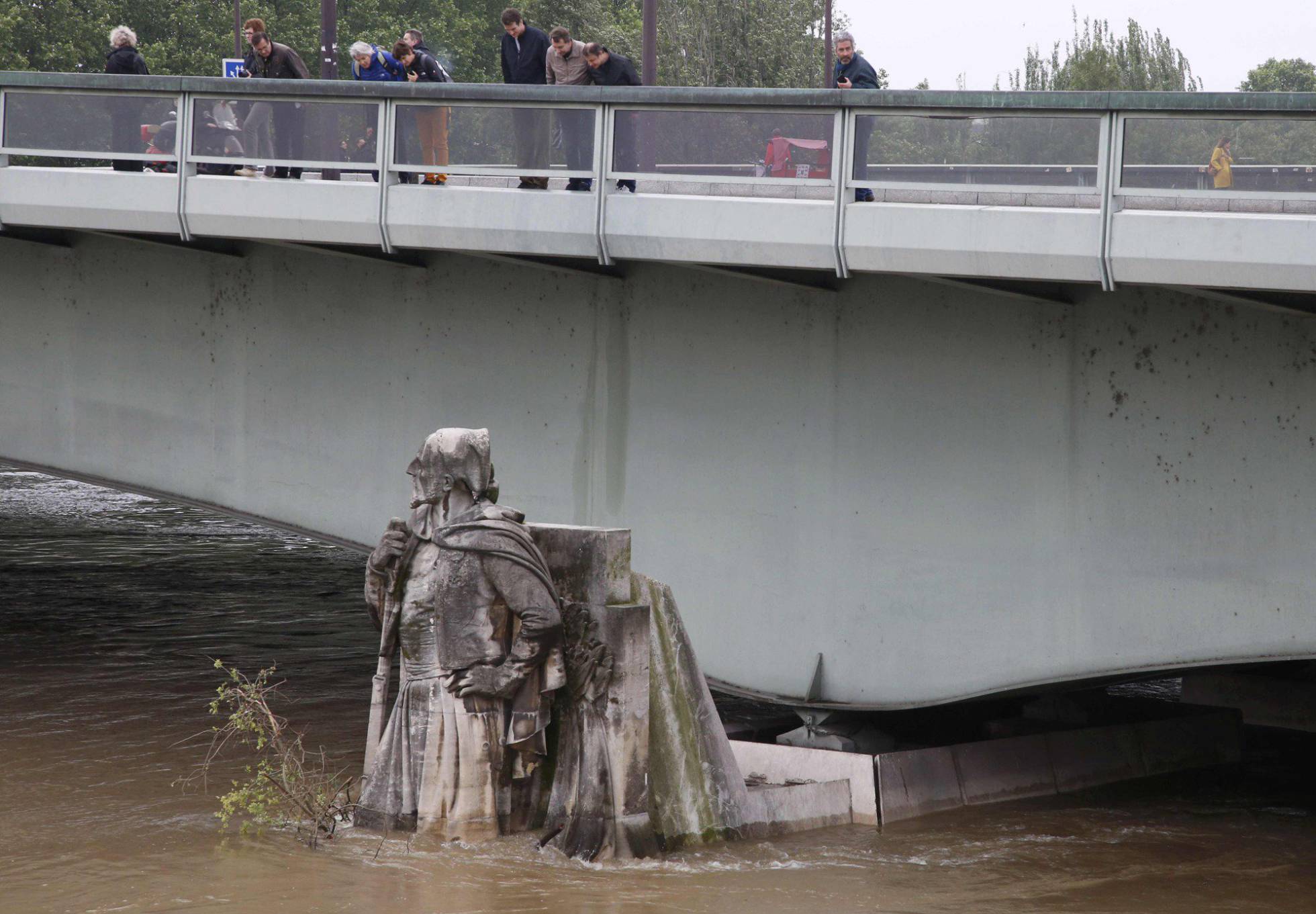 Parisienses observando una estatua del Pont de l'Alma, cubierta por el agua del Sena. Parisienses observando una estatua del Pont de l'Alma, cubierta por el agua del Sena.