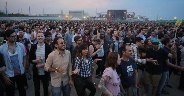 Asistentes al festival bailan durante el concierto de Brian Wilson.rn Asistentes al festival bailan durante el concierto de Brian Wilson.rn