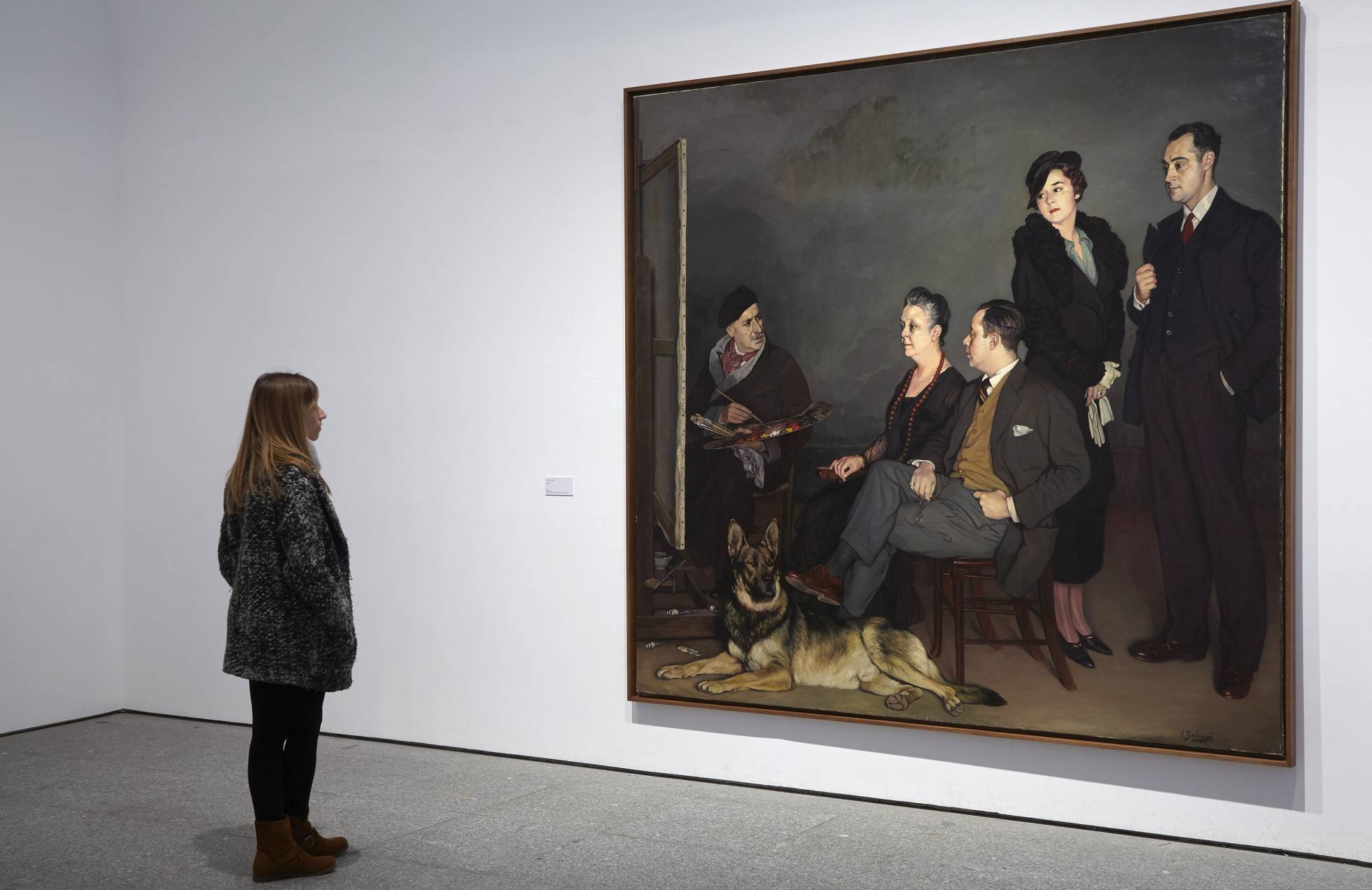 Una visitante observa Mi familia, de Ignacio Zuloaga, en el Museo Reina Sofía. Una visitante observa Mi familia, de Ignacio Zuloaga, en el Museo Reina Sofía.
