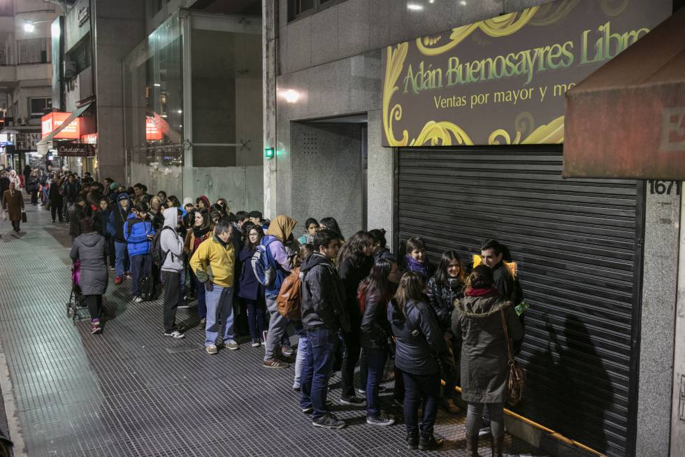 La fila de gente aguarda por ofertas en Adán Buenosayres.