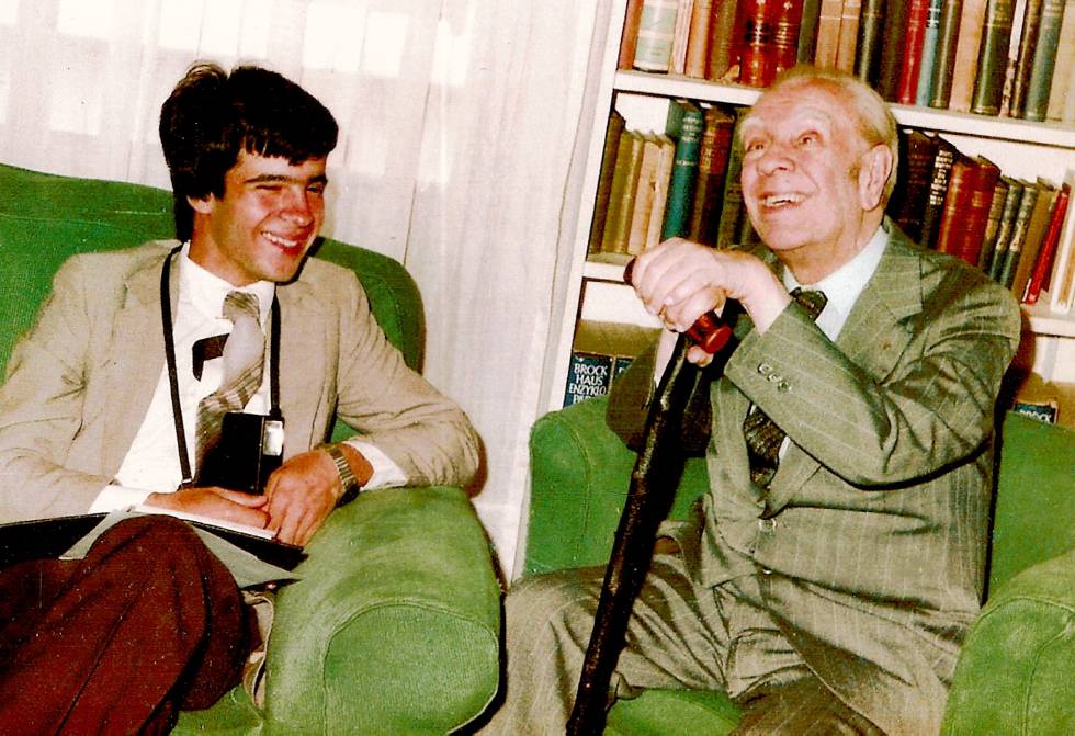 Claudio Pérez Míguez y Jorge Luis Borges, en 1982, en Buenos Aires.
