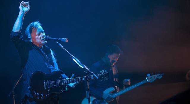 El líder de la banda británica New Order, Bernard Sumner (i), y el bajista Peter Hook, durante el concierto ofrecido en el Sónar.
