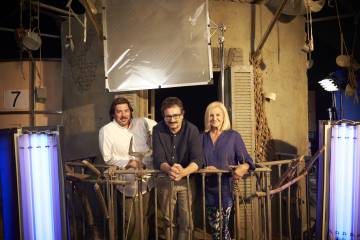 Sánchez Piñol entre els productors Mark Albela i Denise O´Dell.