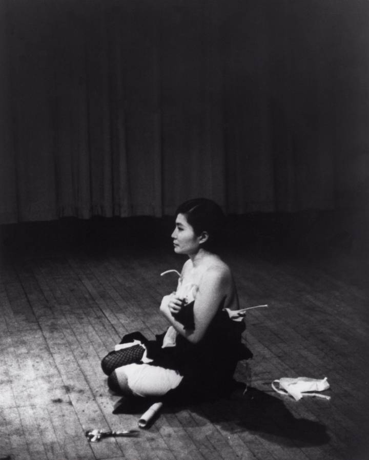 Yoko Ono interpreta 'Cut Piece' (1964). Yoko Ono interpreta 'Cut Piece' (1964).