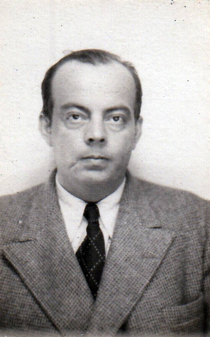 Antoine de Saint-Exupéry, en su carné de periodista para cubrir la guerra civil. Antoine de Saint-Exupéry, en su carné de periodista para cubrir la guerra civil.