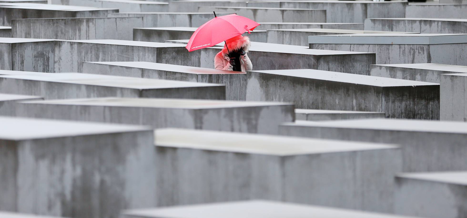 Una turista pasea el pasado febrero por el Memorial del Holocausto, en Berlín. Una turista pasea el pasado febrero por el Memorial del Holocausto, en Berlín.