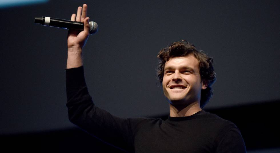 Alden Ehrenreich, el nuevo Han Solo, saluda al público de la convención.