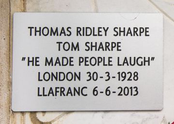 El rocambolesc segon enterrament de Tom Sharpe