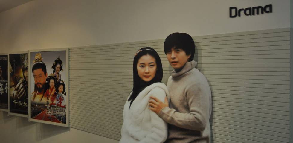 Los protagonistas de la serie Sonata de Invierno en el museo de la KBS.