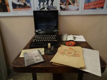 Piezas del Museo de Género, entre ellos se puede ver una máquina de escribir de época soviética con teclado en ucranio y la vela con la que la directora enseñó por primera vez la colección a María Sánchez.