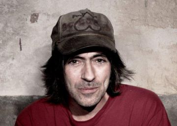 El músic que va als concerts amb bicicleta i carregant els ‘amplis’
