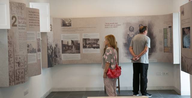 Visitantes en la exhibición de la casa de José Monge Cruz 'Camarón de la Isla'.