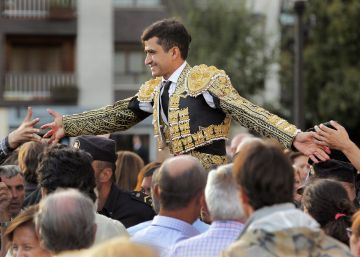Joselito Adame corta dos orejas y sale a hombros en la feria de Gijón Joselito Adame corta dos orejas y sale a hombros en la feria de Gijón
